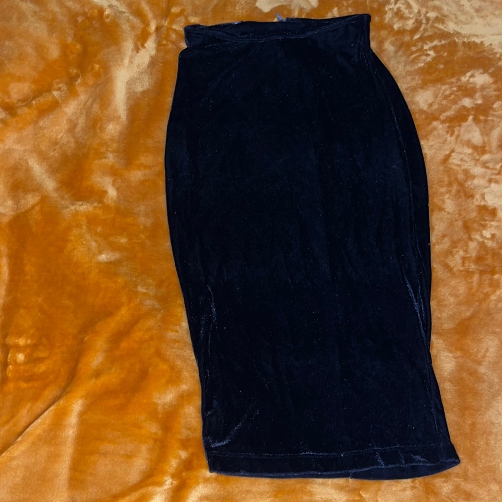 Black velvet right fitted skirt